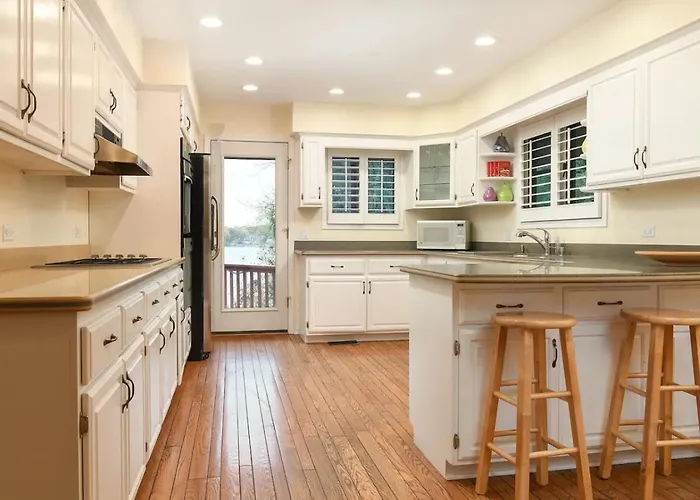 Holiday home Monthly And Seasonal Secluded 4 Bedroom 4 Bath Lakehouse Retreat With Boat Pier Antioch